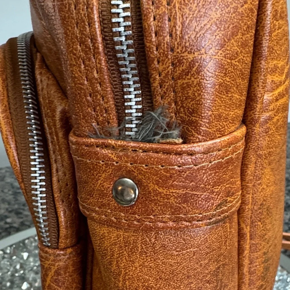 World Traveler Vintage tan Leather locking Bag